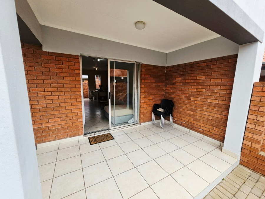2 Bedroom Property for Sale in Monavoni Gauteng