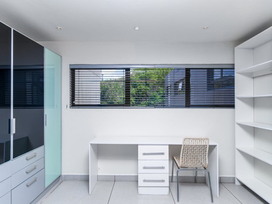 To Let 4 Bedroom Property for Rent in Sandown Gauteng