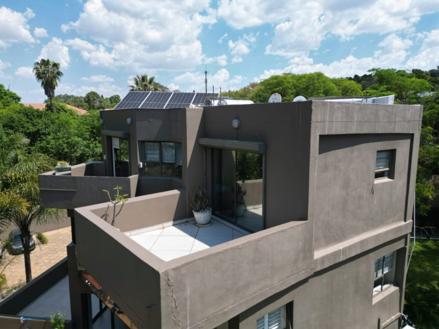 To Let 4 Bedroom Property for Rent in Sandown Gauteng