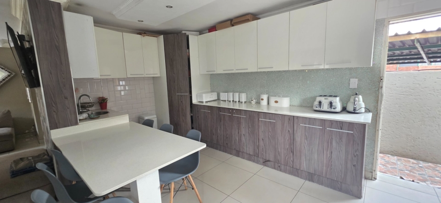 To Let 4 Bedroom Property for Rent in Erasmia Gauteng