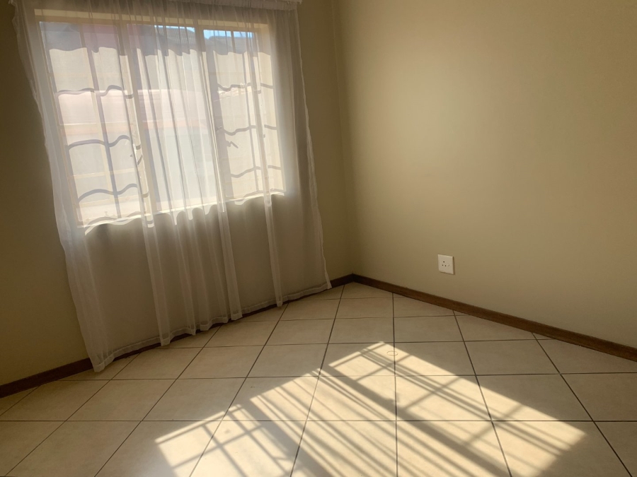 To Let 2 Bedroom Property for Rent in Monavoni Gauteng