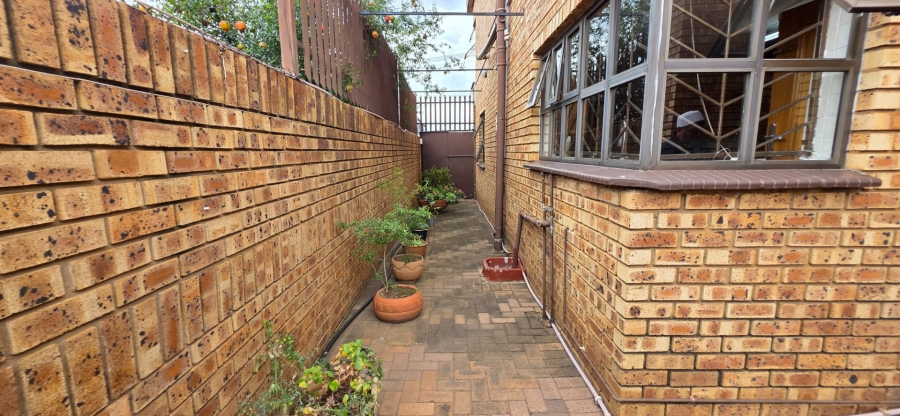  Bedroom Property for Sale in Laudium Gauteng