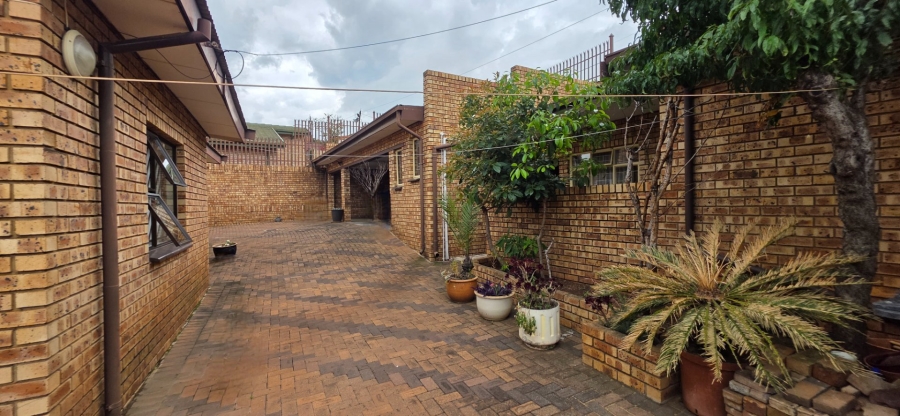  Bedroom Property for Sale in Laudium Gauteng