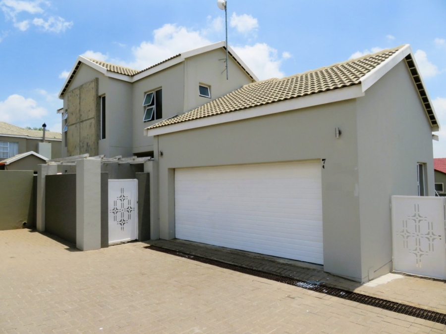 4 Bedroom Property for Sale in Thatchfield Hills Gauteng