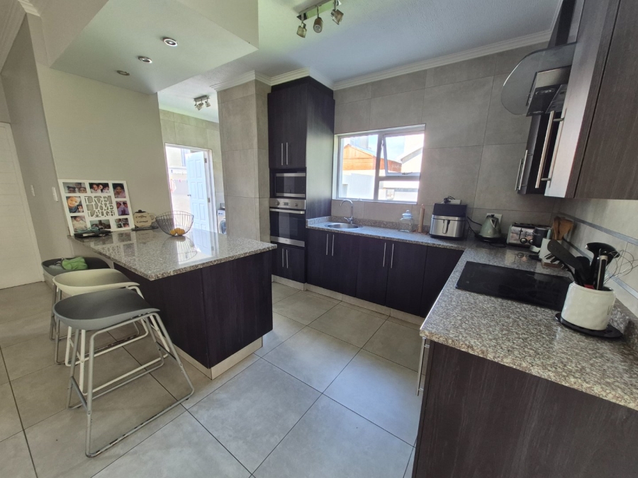 4 Bedroom Property for Sale in Thatchfield Hills Gauteng