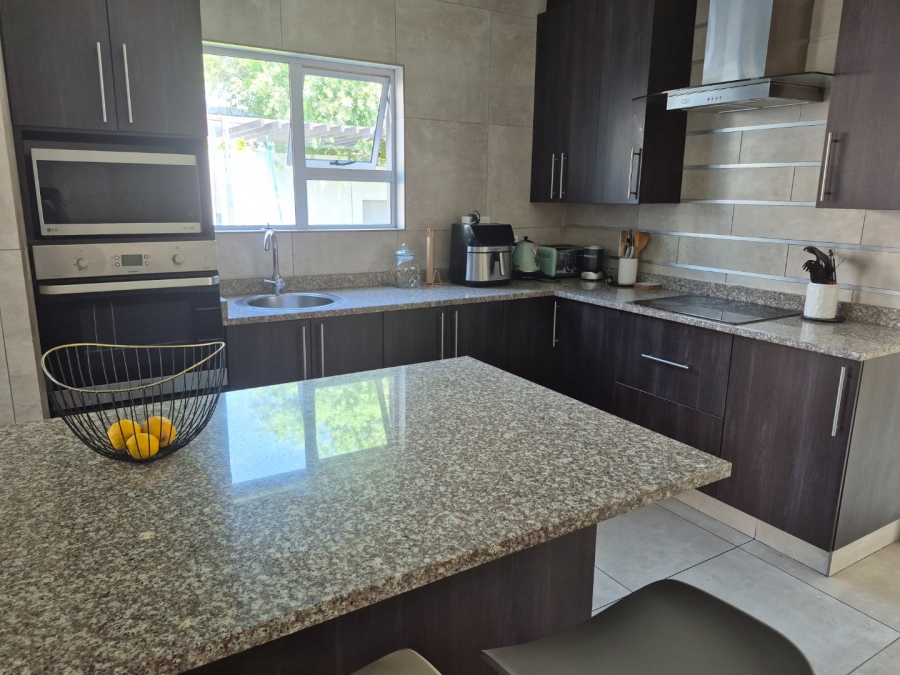 4 Bedroom Property for Sale in Thatchfield Hills Gauteng