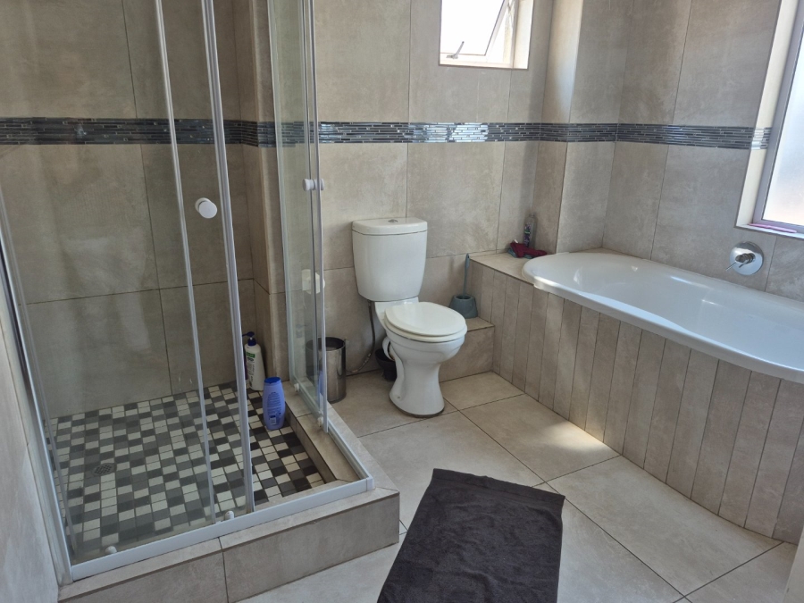 4 Bedroom Property for Sale in Thatchfield Hills Gauteng