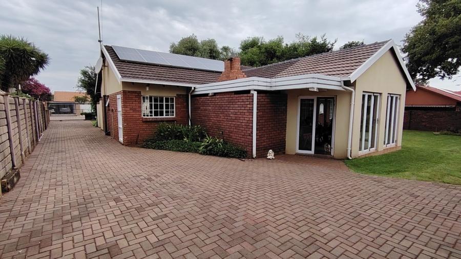 4 Bedroom Property for Sale in Wierda Park Gauteng