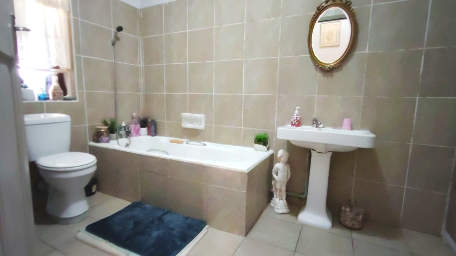 Commercial Property for Sale in Unitas Park Gauteng