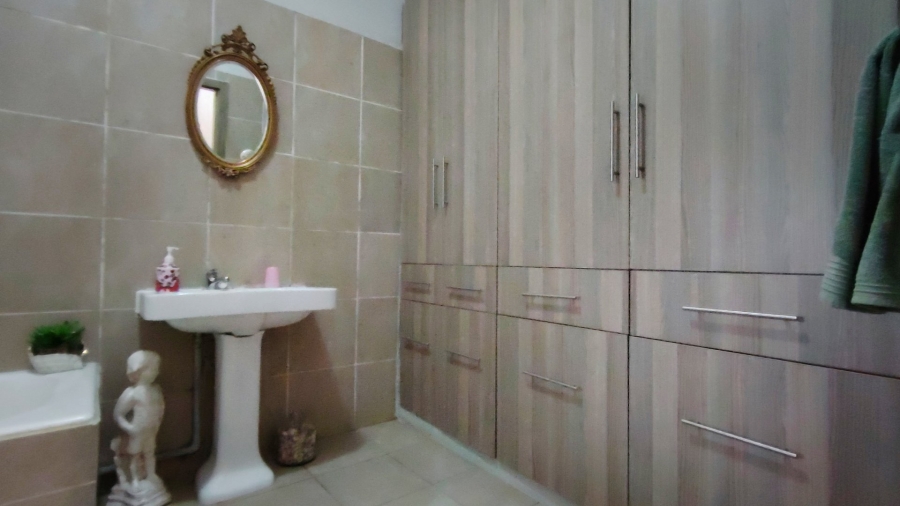 Commercial Property for Sale in Unitas Park Gauteng