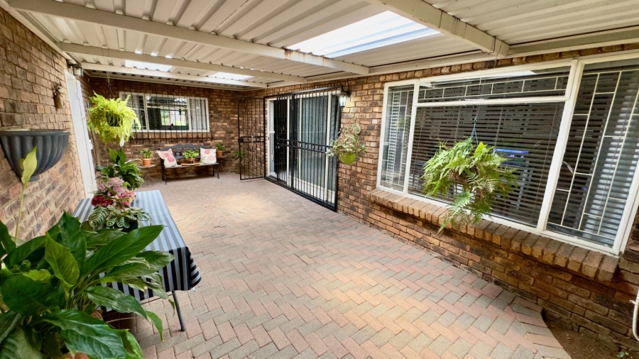 4 Bedroom Property for Sale in Dorandia Gauteng