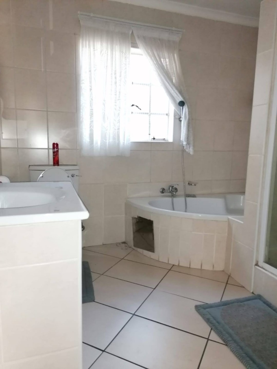 To Let 3 Bedroom Property for Rent in Helderkruin Gauteng