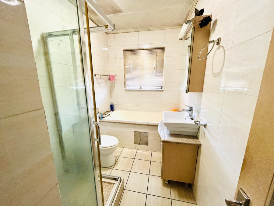 To Let 2 Bedroom Property for Rent in Noordwyk Gauteng