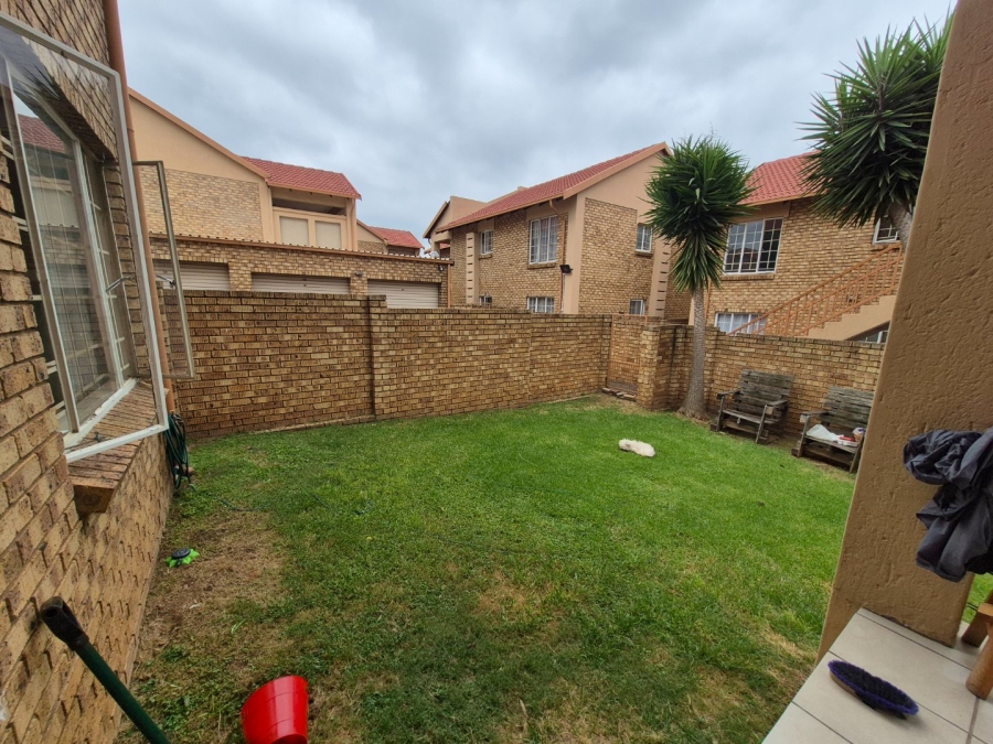 2 Bedroom Property for Sale in Rooihuiskraal North Gauteng