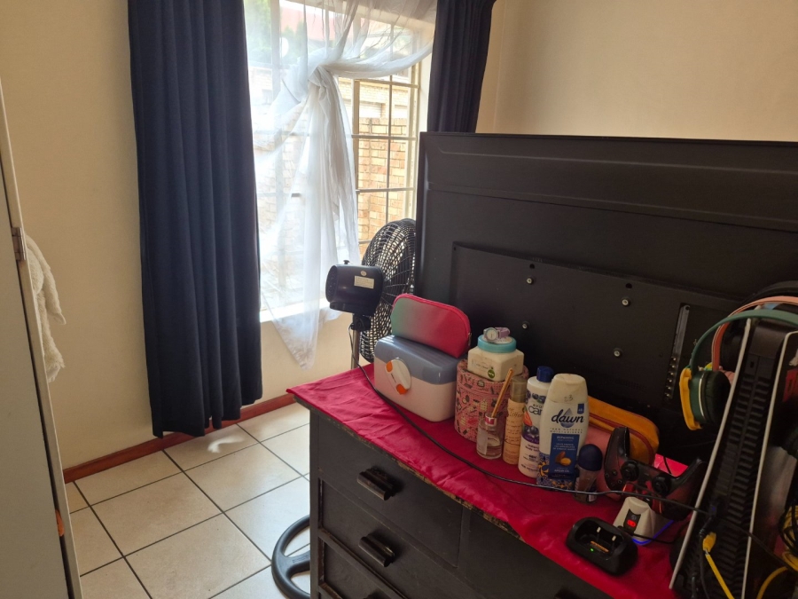 2 Bedroom Property for Sale in Rooihuiskraal North Gauteng
