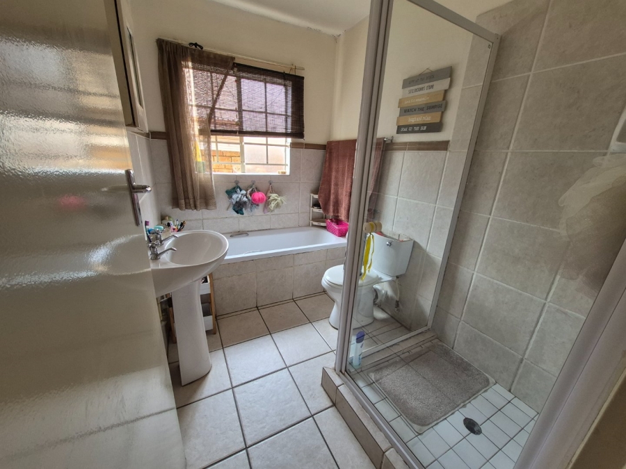 2 Bedroom Property for Sale in Rooihuiskraal North Gauteng