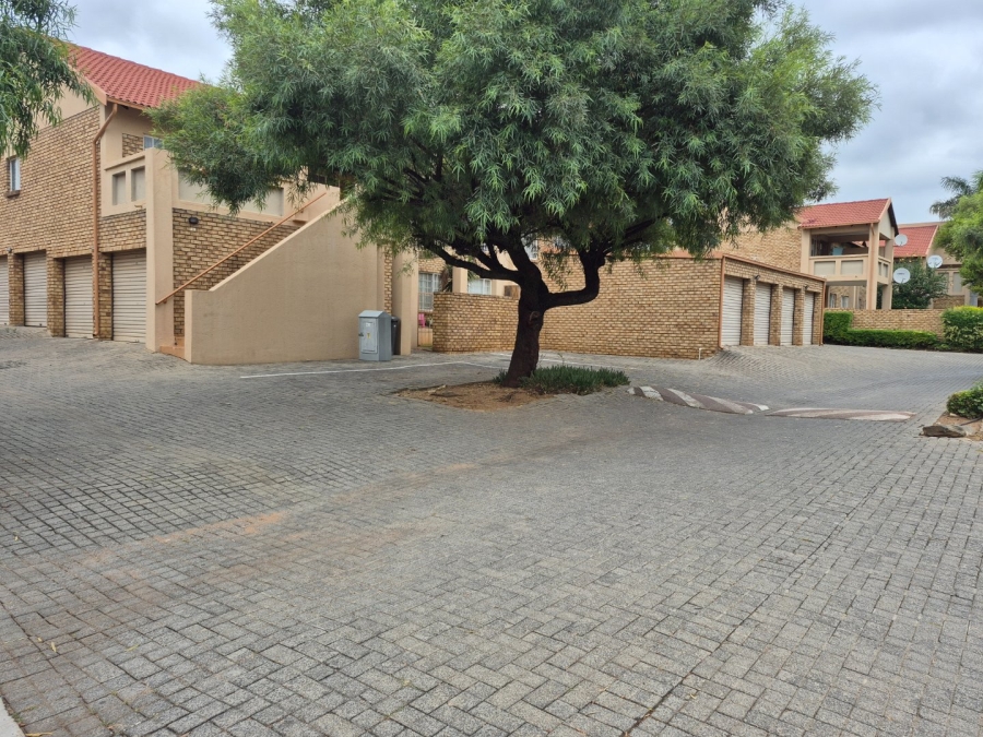 2 Bedroom Property for Sale in Rooihuiskraal North Gauteng
