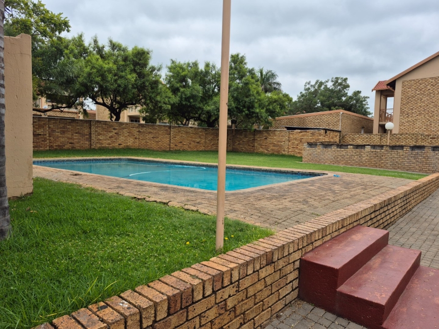 2 Bedroom Property for Sale in Rooihuiskraal North Gauteng