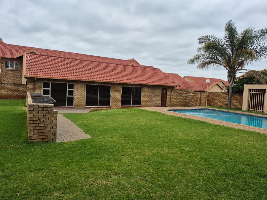 2 Bedroom Property for Sale in Rooihuiskraal North Gauteng