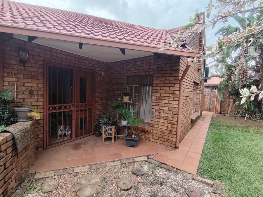 To Let 4 Bedroom Property for Rent in Garsfontein Gauteng