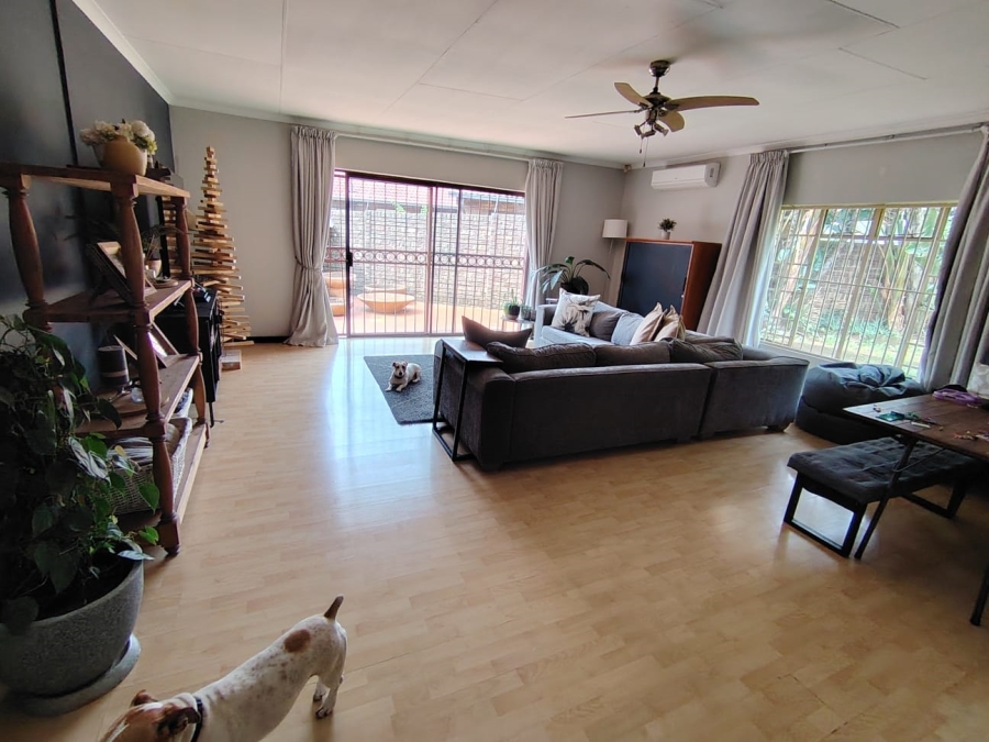 To Let 4 Bedroom Property for Rent in Garsfontein Gauteng