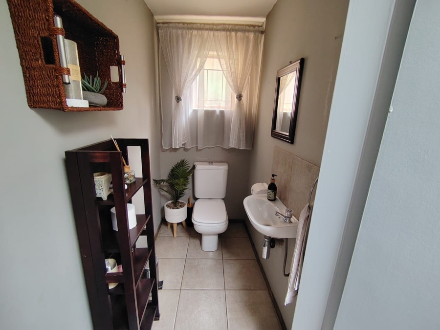 To Let 4 Bedroom Property for Rent in Garsfontein Gauteng