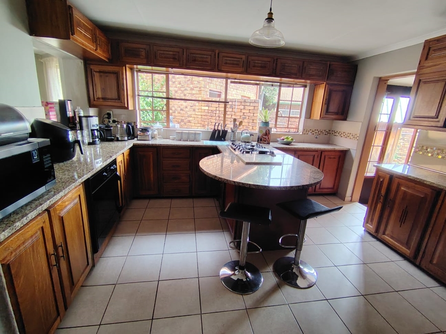 To Let 4 Bedroom Property for Rent in Garsfontein Gauteng