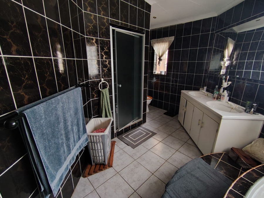 To Let 4 Bedroom Property for Rent in Garsfontein Gauteng