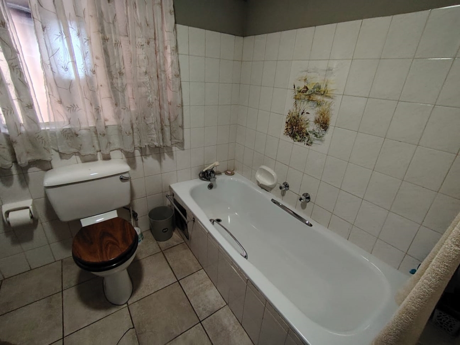 To Let 4 Bedroom Property for Rent in Garsfontein Gauteng