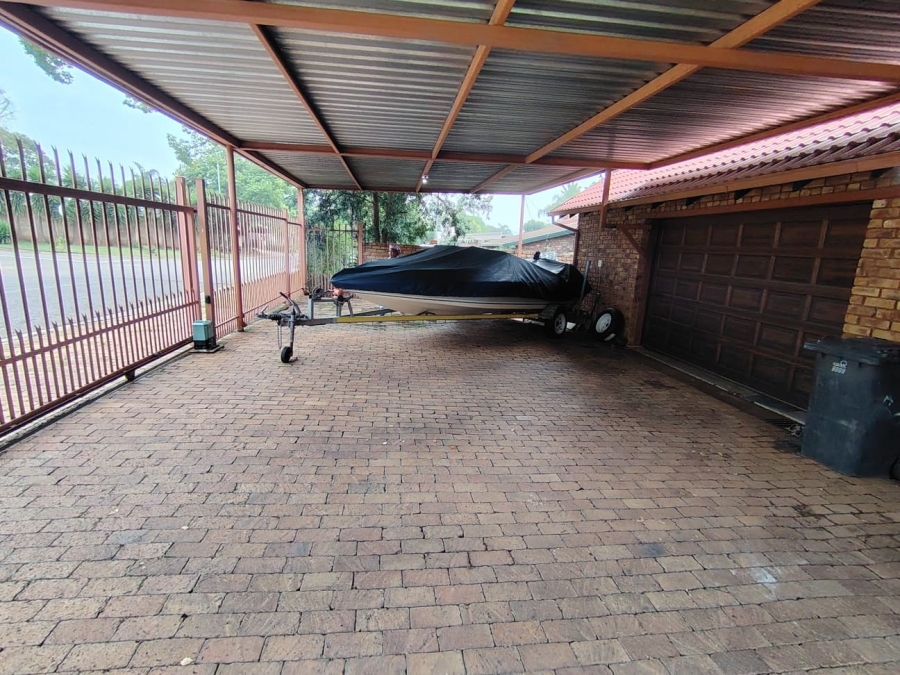 To Let 4 Bedroom Property for Rent in Garsfontein Gauteng