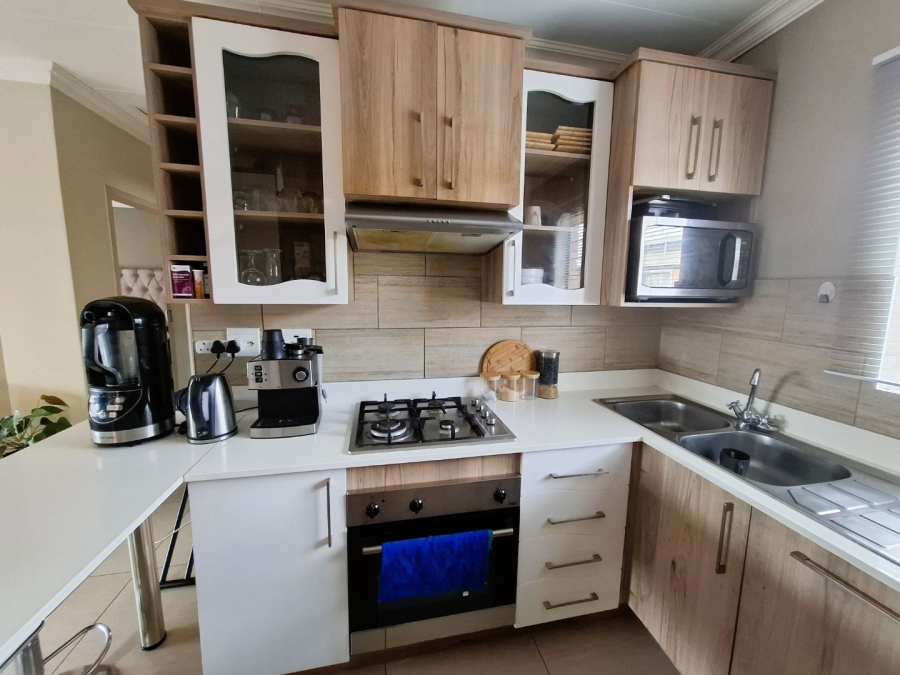 To Let 2 Bedroom Property for Rent in Andeon Gauteng