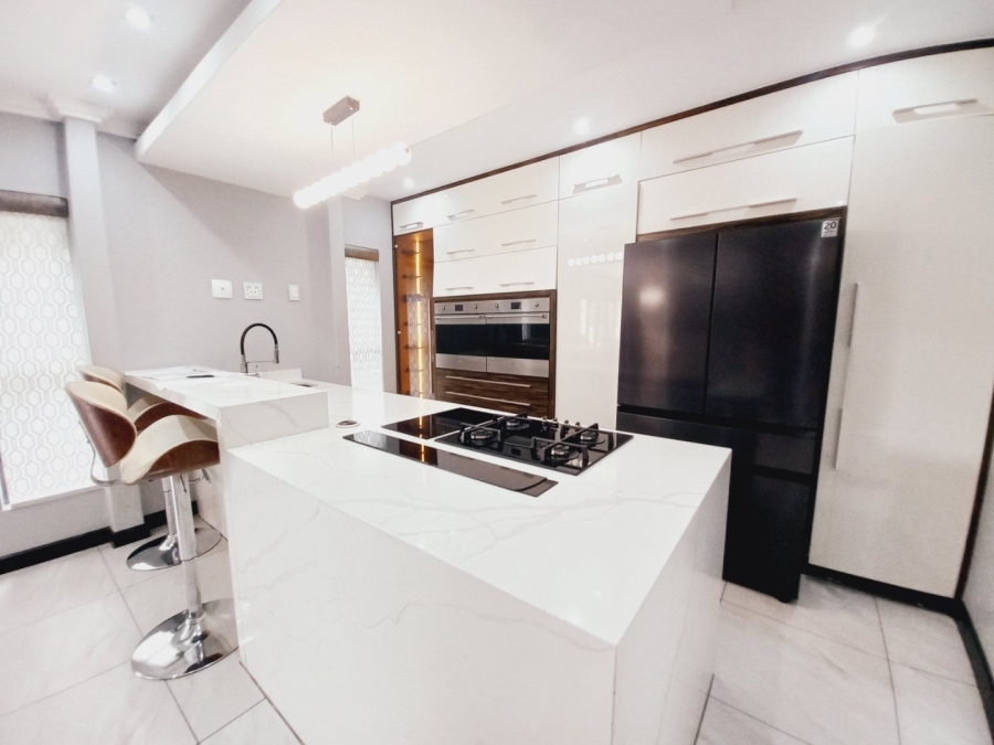 5 Bedroom Property for Sale in Greenstone Hill Gauteng