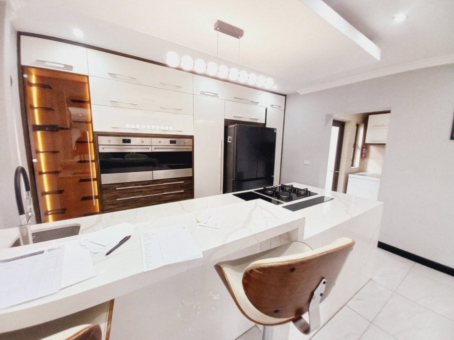 5 Bedroom Property for Sale in Greenstone Hill Gauteng