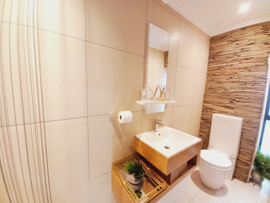 5 Bedroom Property for Sale in Greenstone Hill Gauteng