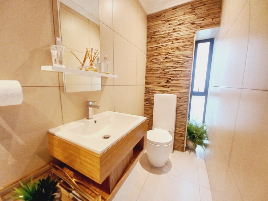 5 Bedroom Property for Sale in Greenstone Hill Gauteng