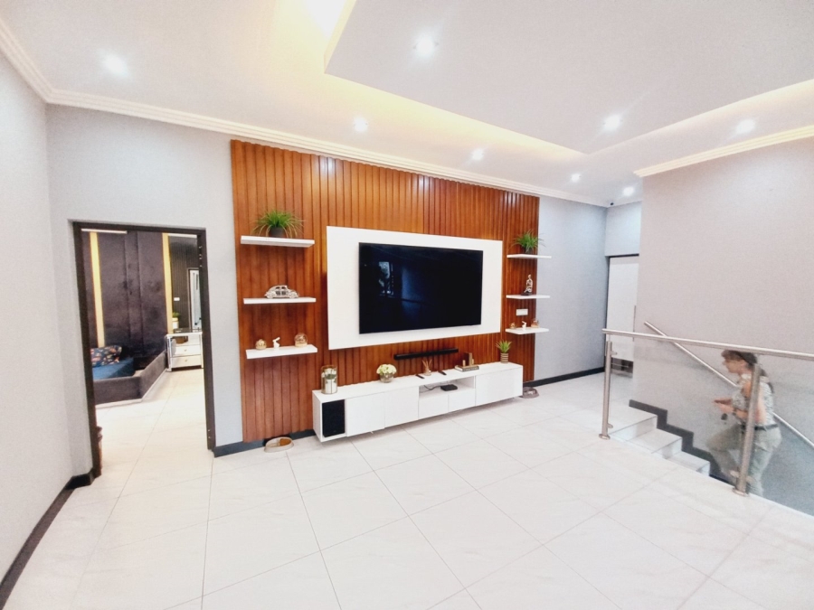 5 Bedroom Property for Sale in Greenstone Hill Gauteng