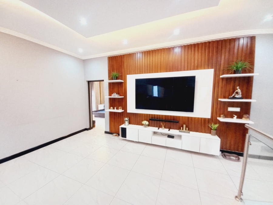 5 Bedroom Property for Sale in Greenstone Hill Gauteng