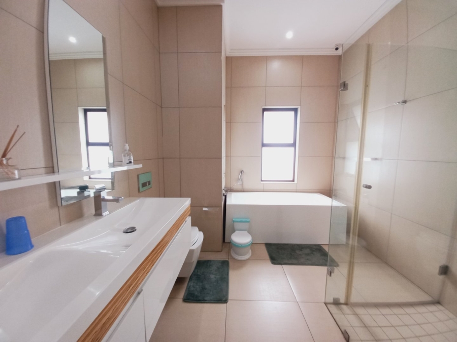 5 Bedroom Property for Sale in Greenstone Hill Gauteng