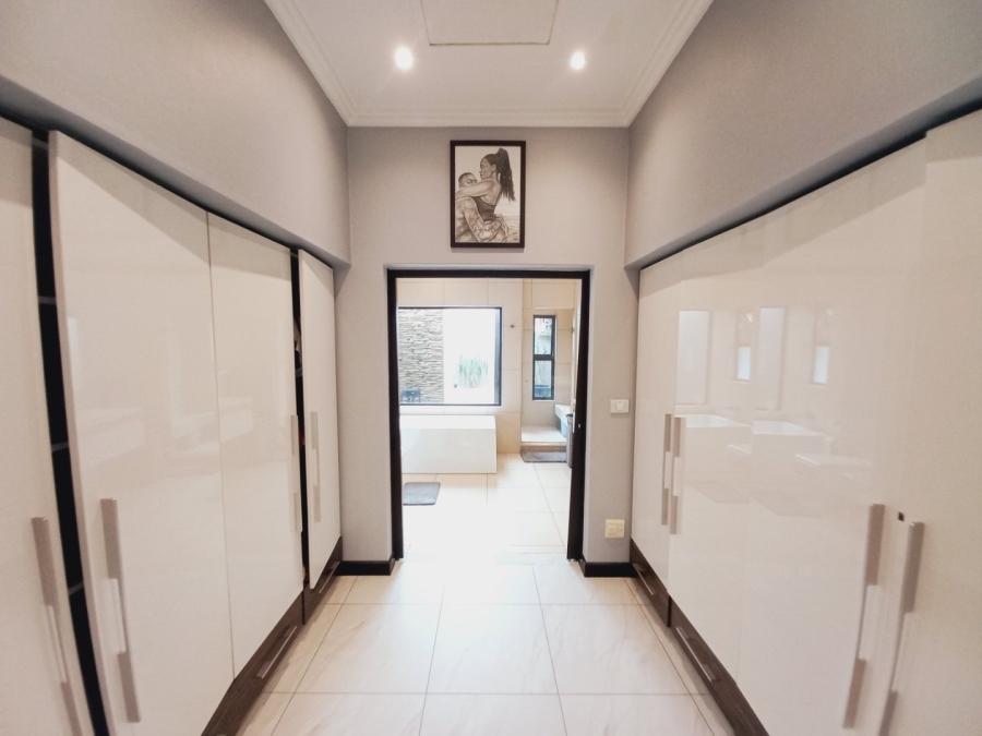 5 Bedroom Property for Sale in Greenstone Hill Gauteng