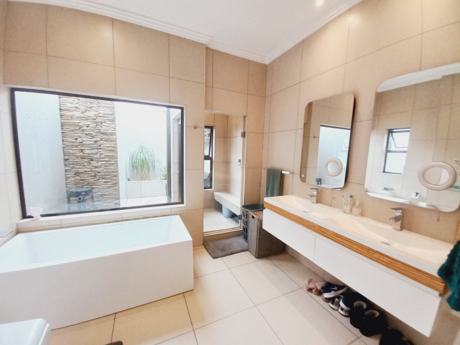 5 Bedroom Property for Sale in Greenstone Hill Gauteng