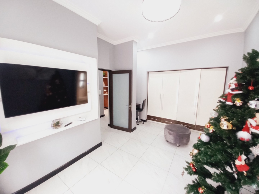 5 Bedroom Property for Sale in Greenstone Hill Gauteng