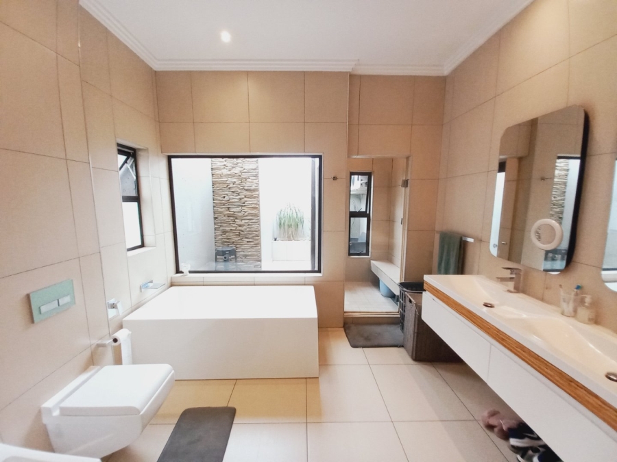 5 Bedroom Property for Sale in Greenstone Hill Gauteng