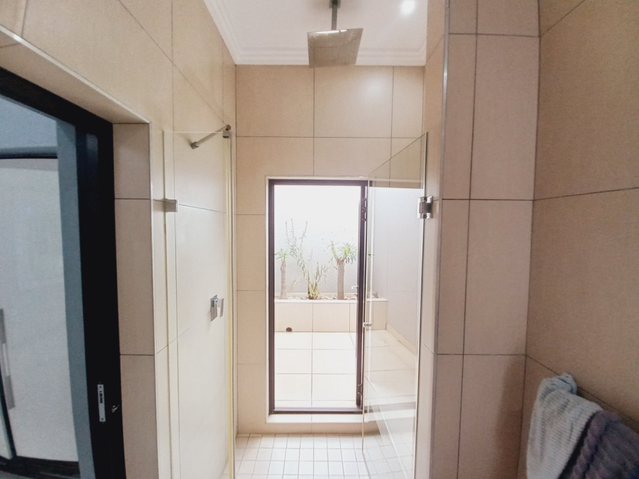 5 Bedroom Property for Sale in Greenstone Hill Gauteng