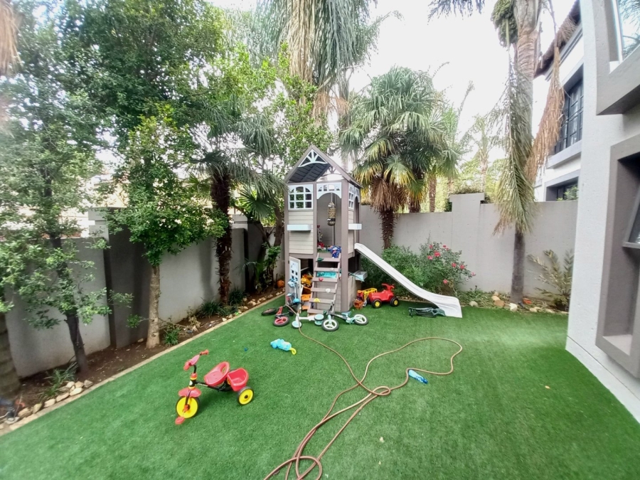 5 Bedroom Property for Sale in Greenstone Hill Gauteng