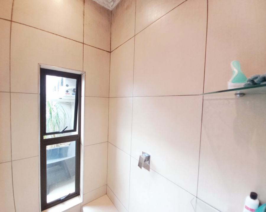 5 Bedroom Property for Sale in Greenstone Hill Gauteng