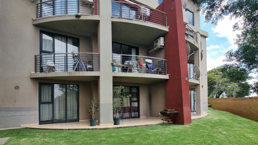 2 Bedroom Property for Sale in Rooihuiskraal North Gauteng