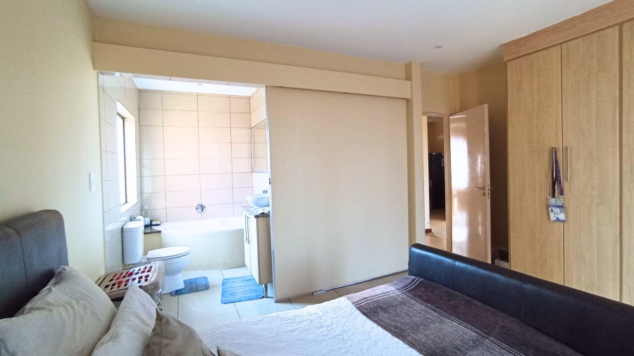 2 Bedroom Property for Sale in Rooihuiskraal North Gauteng