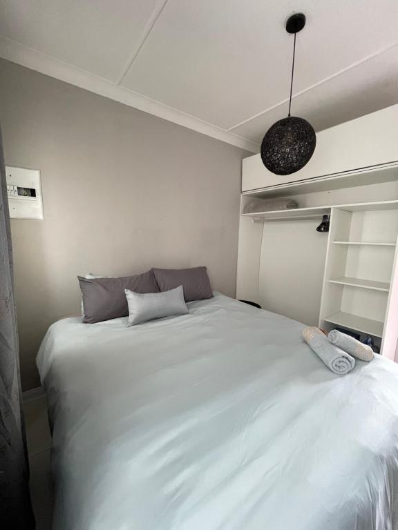 To Let 1 Bedroom Property for Rent in Sandringham Gauteng