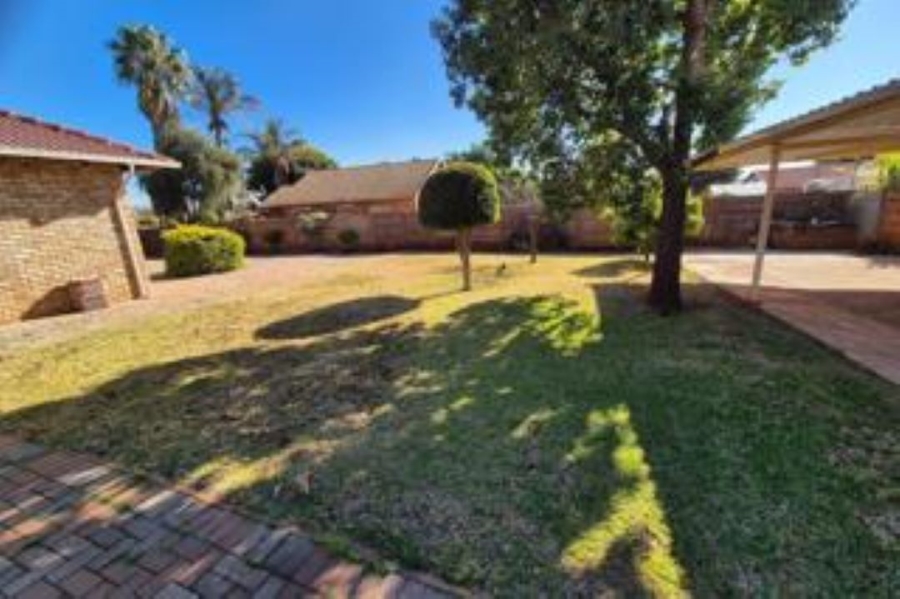 4 Bedroom Property for Sale in Crystal Park Gauteng