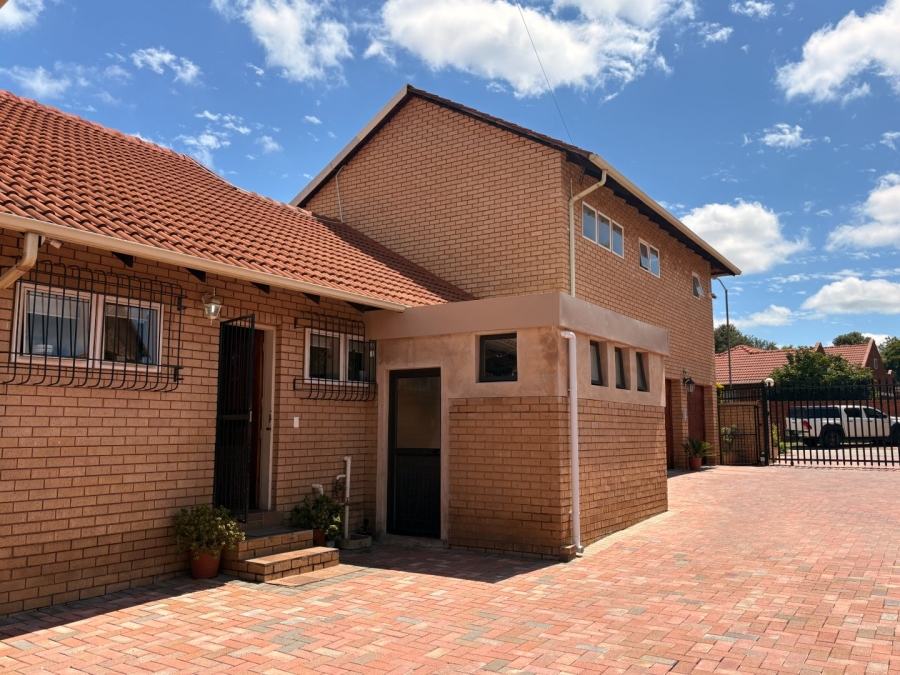 5 Bedroom Property for Sale in Garsfontein Gauteng